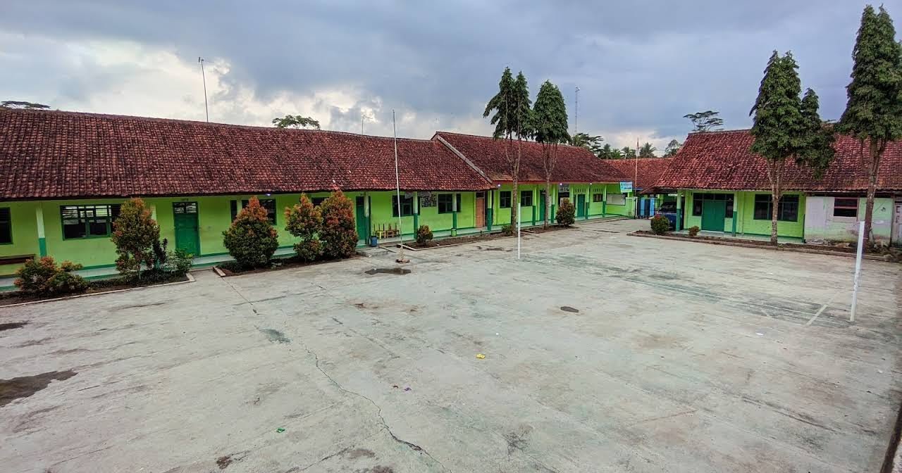 Gedung MTs Al-Munawwar Gegempalan